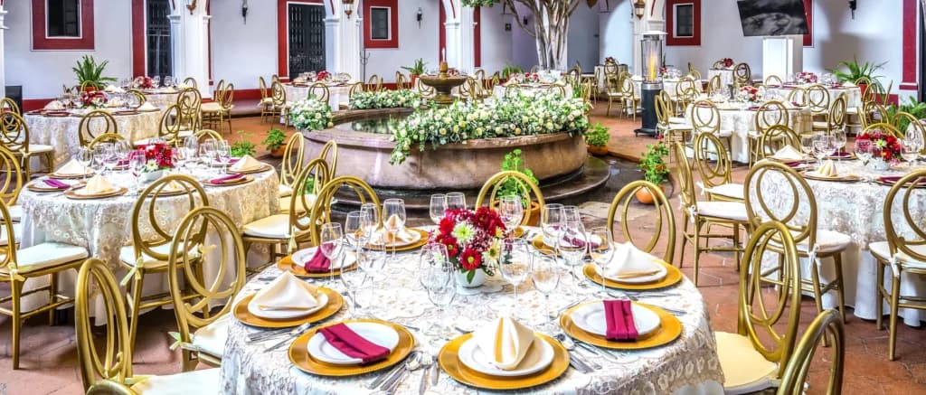 Banquetes y terraza del hotel Best Western Plus Posada de Don Vasco