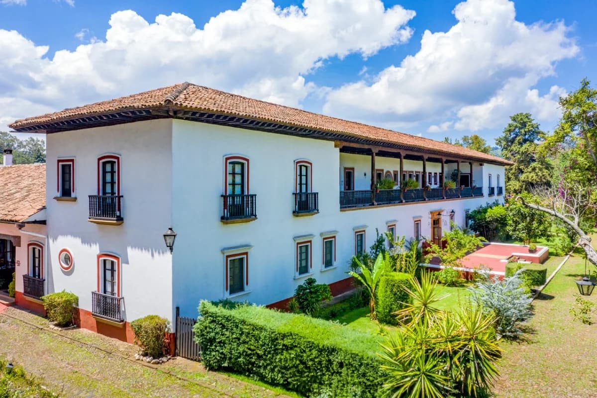 Fachada principal del hotel Best Western Plus Posada de Don Vasco